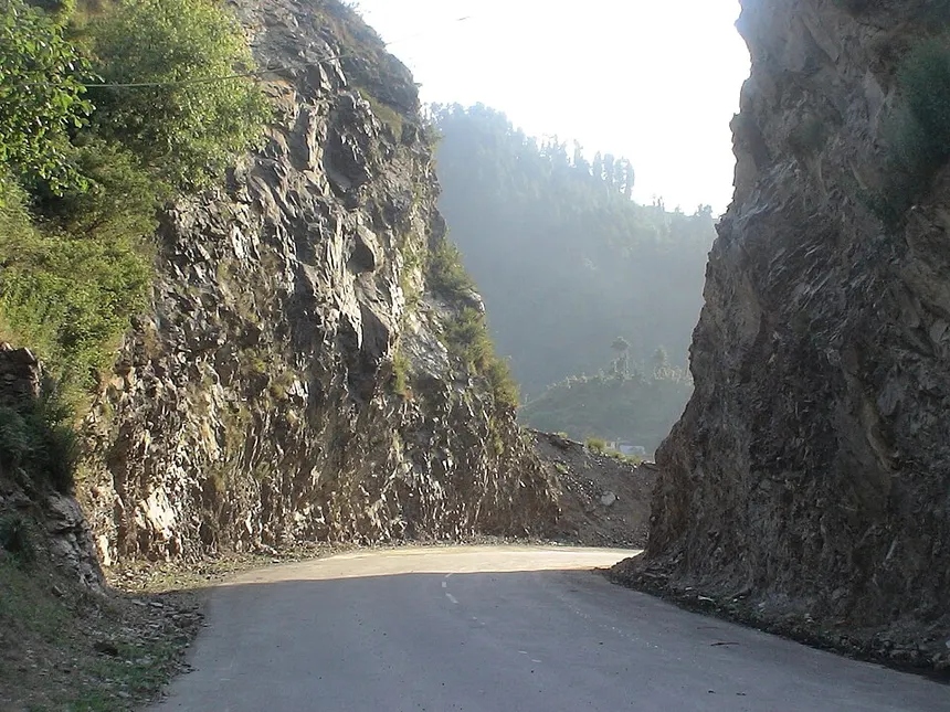 Mughal Road rock gorge pass