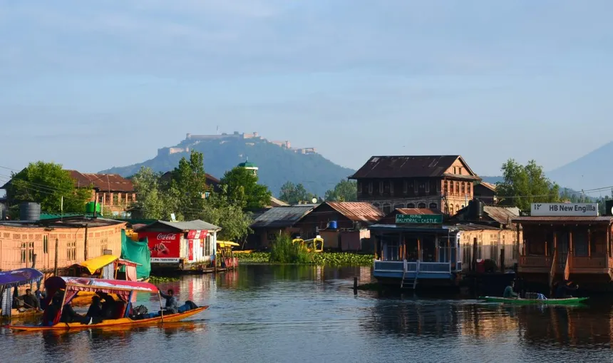 Dal Lake Houseboats with Hari Parbat Fort